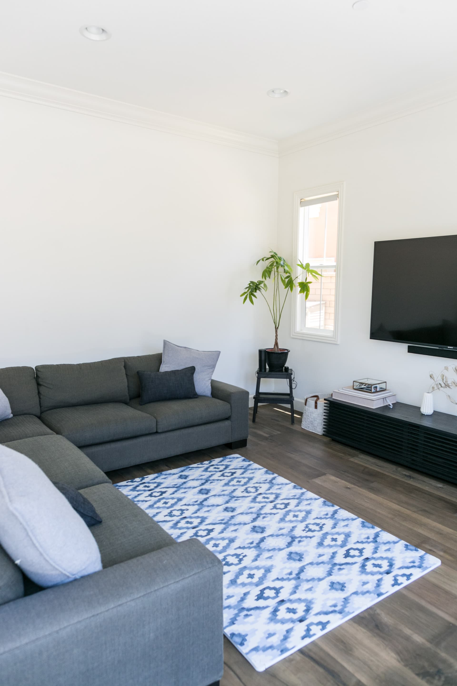 A family enjoying time together on an Everline play mat in their living room